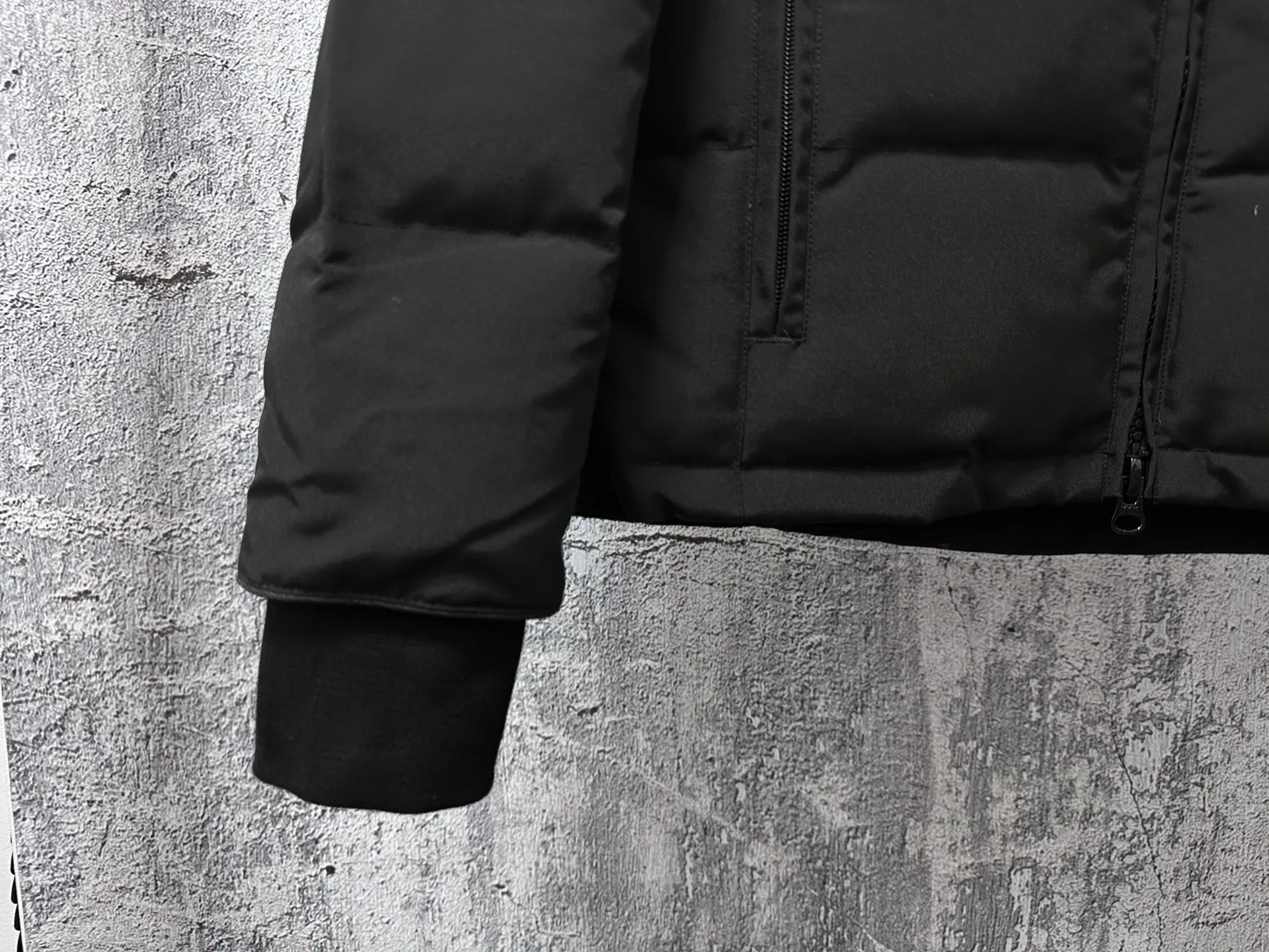 P840 【Canada gooseChelsea】Women's parka down coat, warm and comfortable. The adjustable hood features a high collar and concealed snap closure for extended coverage. And for greater protection against the elements, the detachable wolf fur collar. It features a sturdy YKK® two-way lockable zipper at the center front and a retractable waistband at the inner waist. Designed with internal straps for carrying over the shoulder. Fleece-lined exterior handwarmer pockets. Sturdy ribbed knit cuffs for cold protection and warmth. Sizes: XS-XL
